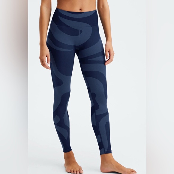 Fabletics Seamless High-Waisted Swirl Legging Navy Blue Size M - Picture 1 of 10